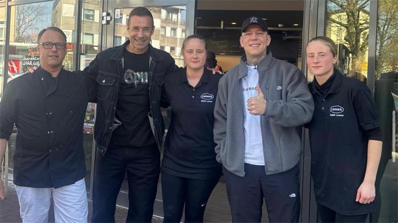 Prominenter Besuch: Familie Lesser mit Moderator Kai Pflaume (Zweiter von links) und Streamer MontanaBlack (Zweiter von rechts).