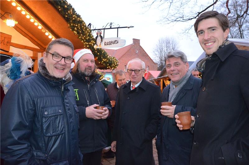 Prominenz auf dem Christkindmarkt: Himmelpfortens Bürgermeister Bernd Reimers (2. von links),Samtgemeindebürgermeister Holger Falcke, Reimers Amtsvorgänger Lothar Wille, AOS-Chef Volker Richter und Steffen Schlichting-Reinecke von der Volksbank Himmelpforten (von links). Foto: Von Allwörden