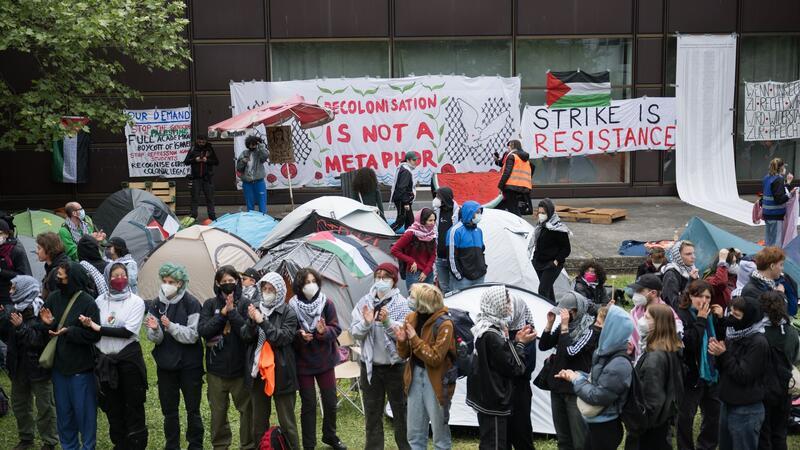 Palästina-Proteste stürzen Unis ins Dilemma Propalästinensische Aktivisten haben am Dienstag einen Hof der Freien Universität in Berlin besetzt.