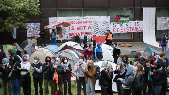 Propalästinensische Aktivisten haben am Dienstag einen Hof der Freien Universität in Berlin besetzt.