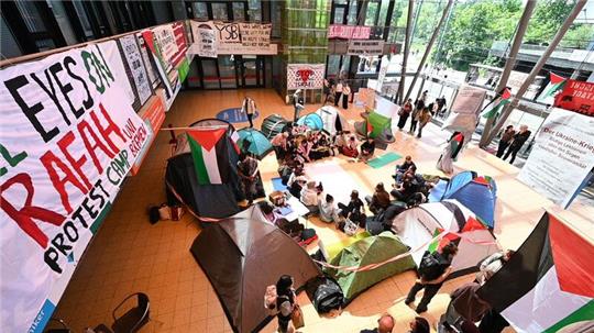 Propalästinensische Aktivisten haben in einem Gebäude der Universität Bremen ein Protestcamp errichtet.