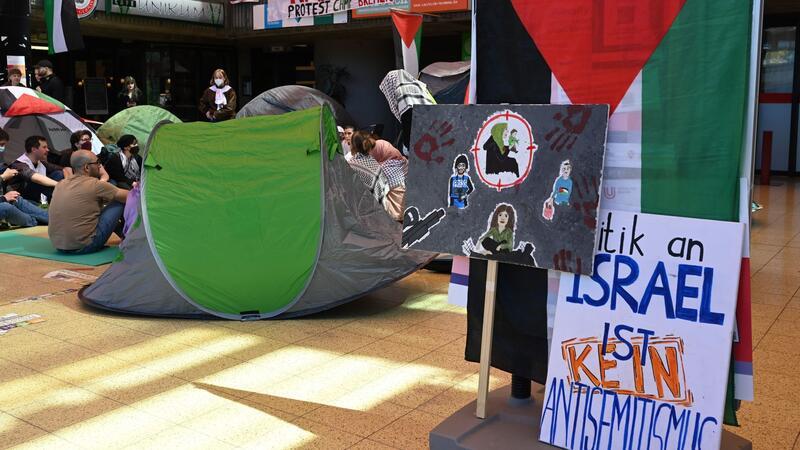 Uni Bremen: Protestcamp von propalästinensischen Aktivisten Propalästinensische Aktivisten haben in einem Gebäude der Universität Bremen ein Protestcamp errichtet.