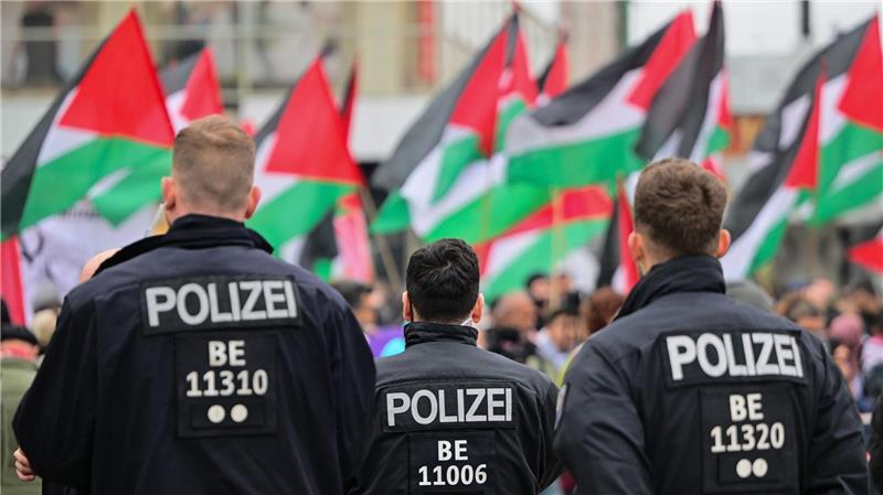 „Gräben tiefer denn je“ - Deutschland nach dem Gaza-Krieg Propalästinensische Demonstranten kritisieren vielfach, dass in Deutschland ihre Meinungsfreiheit eingeschränkt sei, weil immer wieder Demonstrationen aufgelöst würden- (Archivbild)