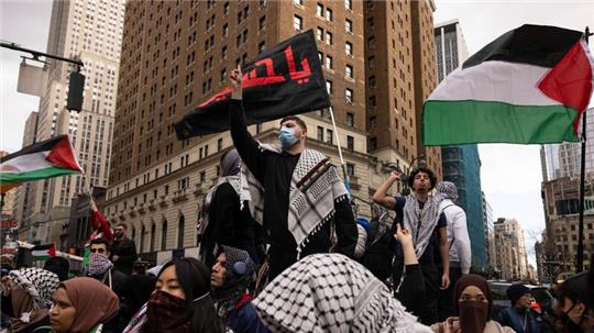Propalästinensische Demonstranten skandieren Parolen während einer Demonstration in New York (Symbolbild).
