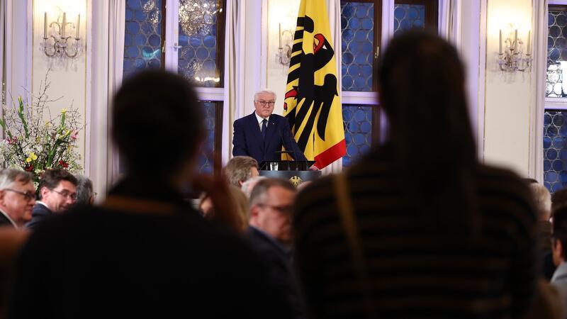 Propalästinensische Demonstranten unterbrechen die Rede von Bundespräsident Frank-Walter Steinmeier in Leipzig.