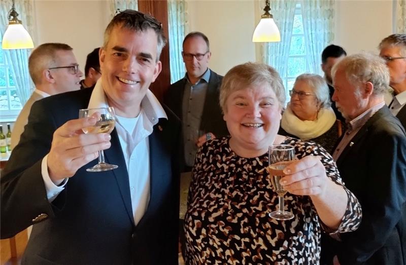 „Prosit Neujahr“ wünschten Bürgermeister Tobias Terne und die Vorsitzende des Kirchenvorstandes, Gisela Böpple, beim Empfang. Fotos: Lohmann