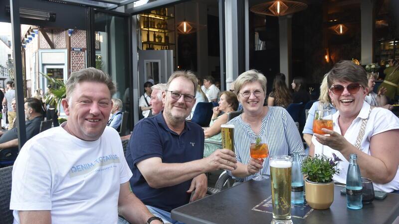 Prost! André, Markus, Steffi und Ise besuchen jedes Jahr das Stader Altstadtfest.