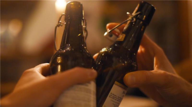 Prost! Bei mehr als einer kleinen Flasche Bier kann es mit Blick auf die Promillegrenze schon kritisch werden.