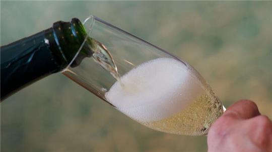 Prost: Im vergangenen Jahr tranken die Menschen in Deutschland ab 16 Jahren im Schnitt 38 Gläser Sekt.