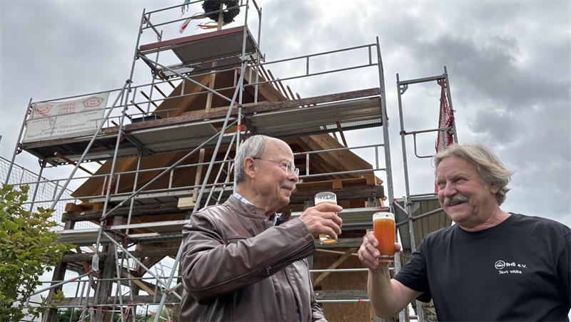 Prost! Rainer Kröger und Jens Wilke stoßen beim Richtfest auf die Durchfahrtsscheune an.