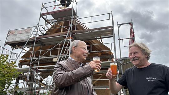 Prost! Rainer Kröger und Jens Wilke stoßen beim Richtfest auf die Durchfahrtsscheune an.