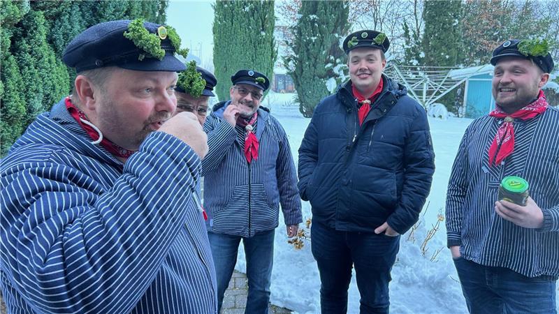 Tradition gerettet: Schipperball bleibt mit Kohl und Köm in Gräpel Prost Schipperball - an der Haustür geben die Gräpeler auch noch mal eben einen aus.