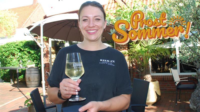 Prost Sommer! Anna Schomaker Barndt verwöhnt die Gäste in ihrem Kiek In.