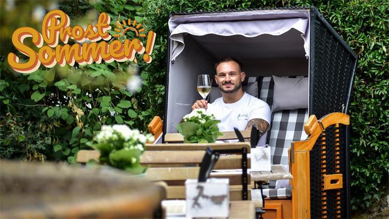 Prost Sommer! Il Mulino-Betreiber Fabian Benincasa sagt, ein Weißwein zum Hauptgericht Pinsa geht immer.