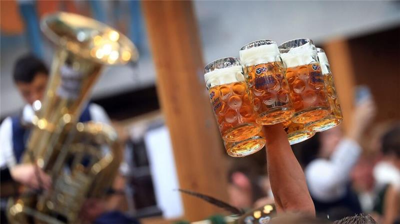 Söder lobt in Lederhose: Wiesn „einfach besser“ als Berlin Prost - das Bier wird in Maßkrügen ausgeschenkt.