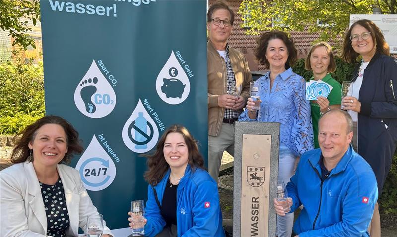 Prost mit Wasser aus dem neuen Brunnen: Klimamanagerin Mareike Wilshusen, Hanna Lewandowski (TWV), Bauamtsleiter Peter Walthart, Flecken-Bürgermeisterin Susanne de Bruijn, Regionalmanagerin Nicola Kaatz, Dirk Wibusch (TWV) und Gemeindedirektorin Ute Kück (von links).