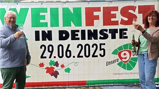 "Prost", sagen Frank Havemann und Inge Vagts vom Fredenbecker Geest Marketing und Touristikverein.