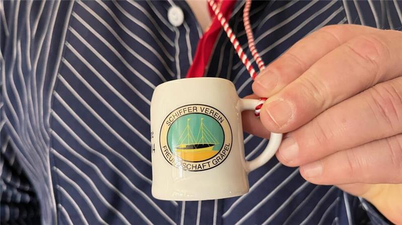 Prost und fröhlichen Schipperball - unzählige Male wird angestoßen.