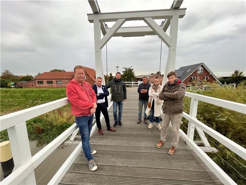 Flut-Opfer im Alten Land sollen in Raten entschädigt werden Protest auf der Hogendiekbrücke: Die Sprecher der Flutgeschädigten fordern - unterstützt von Bürgermeister Timo Gerke - eine schnelle, unbürokratische Entschädigung. Foto: Vasel