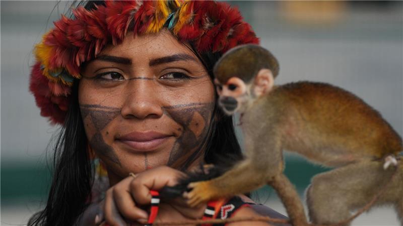 Protest bei COP30: Munduruku-Aktivistin sorgt mit Affen für Aufsehen