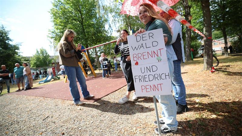 Protest gegen Merz bei Besuch in Hürtgenwald