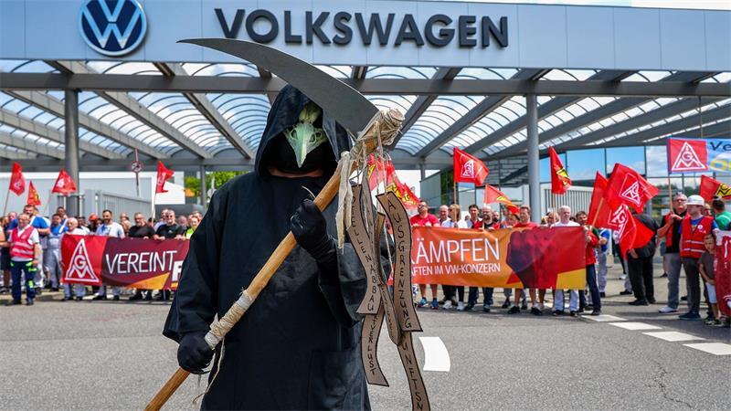 VW-Krise ohne Schließungen? Blume: „Intelligentere Lösungen“ Protest gegen Sparpläne bei VW.