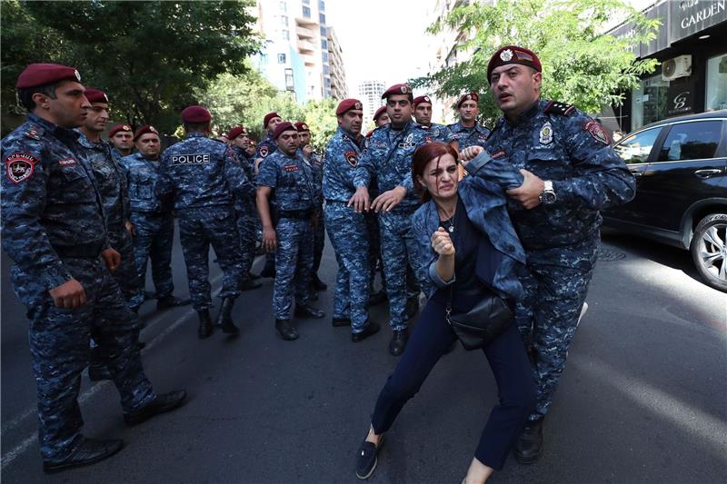 Armenien bereitet Aufnahme von Landsleuten aus Karabach vor Protest in Eriwan gegen Ministerpräsident Nikol Paschinjan.