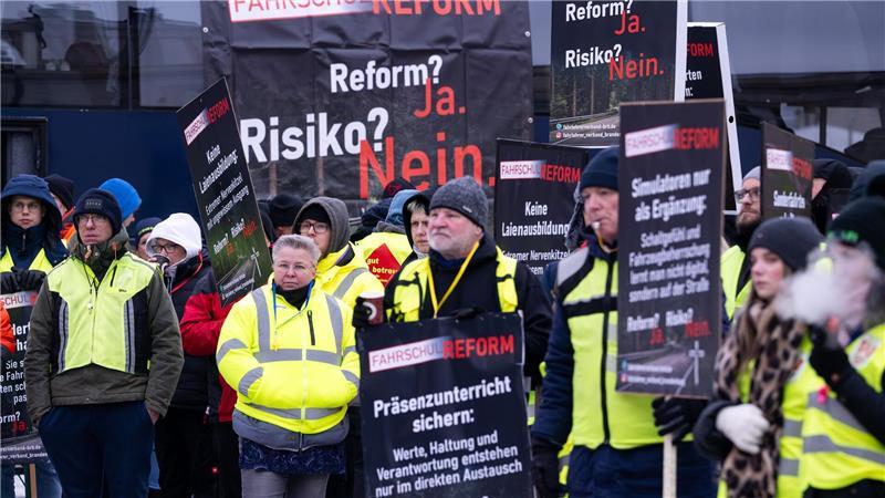 Protest von Fahrlehrern. 