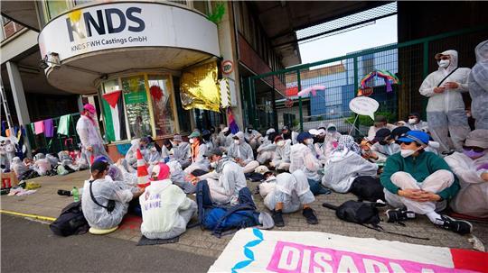 Protest vor Panzerbauer KNDS: Aktivisten blockieren Zufahrt in Mülheim an der Ruhr