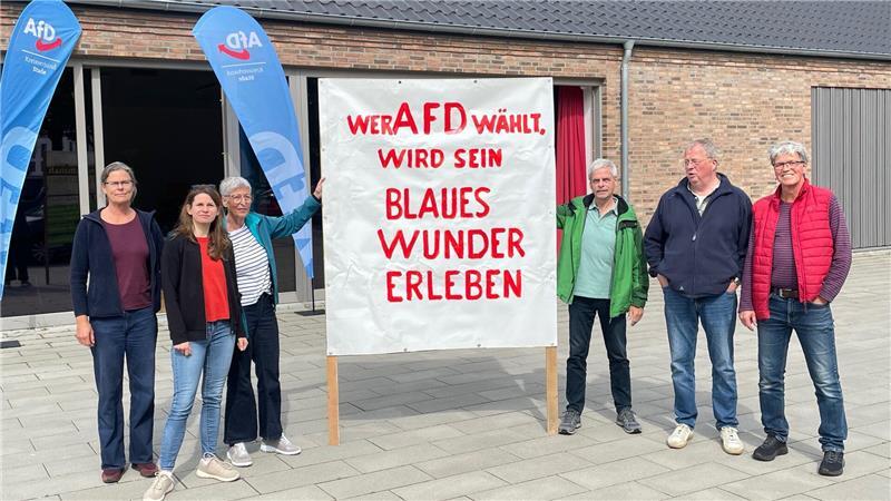 Protest vor dem Dorfgemeinschaftshaus: Die Tagung der AfD wollte die Gruppe um Udo Paschedag am Sonntagmorgen nicht unkommentiert lassen.