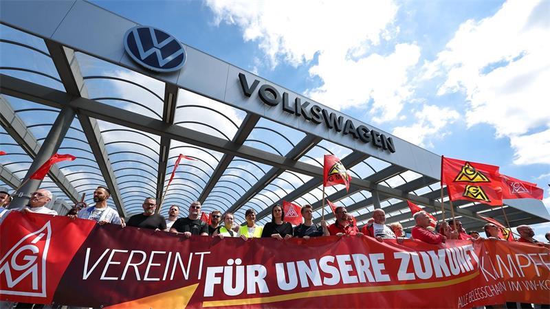 Protest vor dem VW-Werk: Beschäftigte von Volkswagen beteiligen sich an einer Aktion der IG Metall.