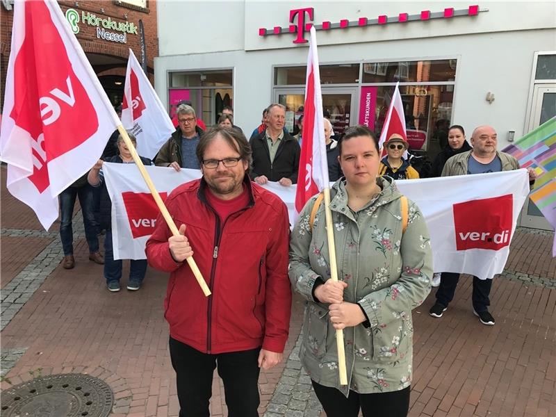 Protest vor der Telekom-Filiale am Pferdemarkt. Vorne der Verdi-Ortsvereinsvorsitzende Udo Öllring und die zuständige Fachbereichvorsitzende Caroline Maaß. Foto: Helfferich