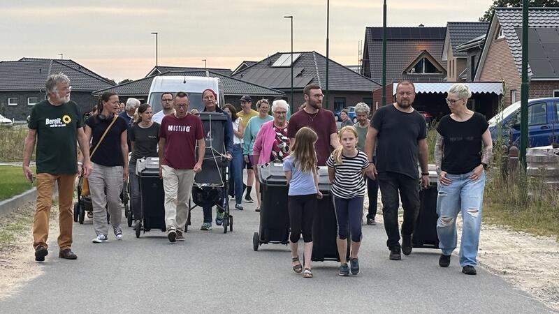 Protestaktion im Neubaugebiet Sonnenkamp West in Fredenbeck. Die Mülltonnen müssen zum Teil mehrere Hundert Meter bis zum Sammelplatz transportiert werden.