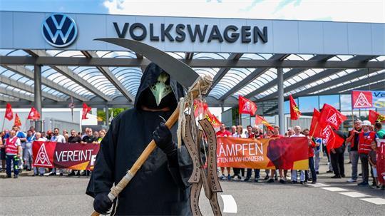 Protestaktion vor dem Werkstor von Volkswagen in Zwickau. Tausende Beschäftigte von VW und seinen Zulieferern in der Region sorgen sich um die Zukunft ihrer Jobs. (Archivbild)