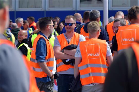 Protestierende Mitarbeiter der Logistik-Unternehmen BLG und Eurogate stehen vor dem Werktor in Bremerhaven.