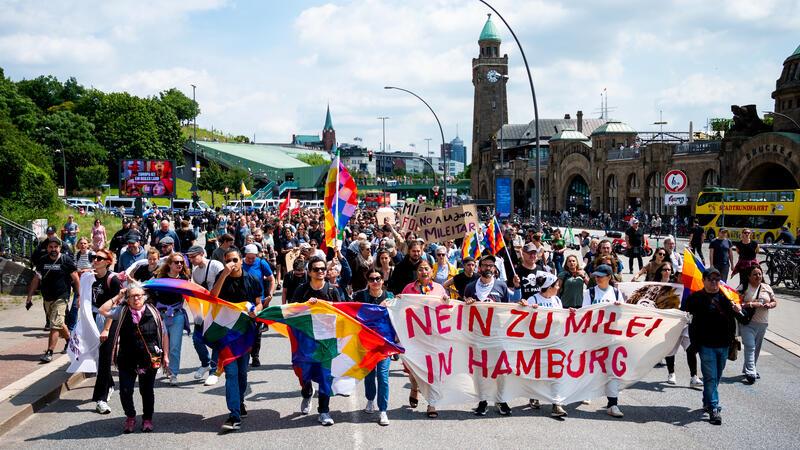 Argentiniens Präsident Milei in Hamburg geehrt – Proteste Protestierende gegen den Argentinischen Präsident Milei sind an den Landungsbrücken unterwegs.