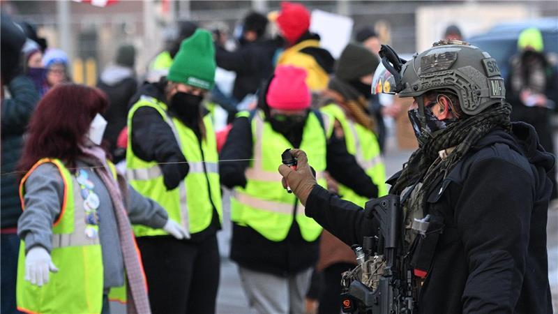 Protestierende stehen einen Tag nach dem Vorfall ICE-Beamten in Minneapolis gegenüber. 