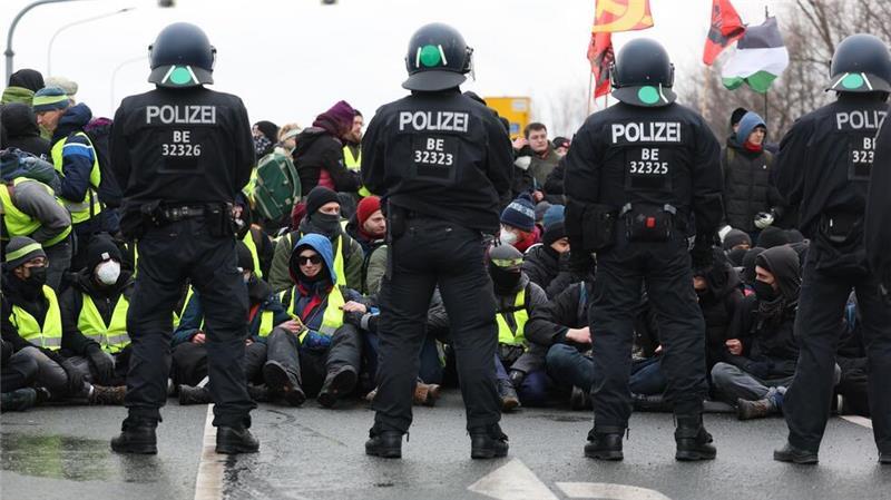 Proteste gegen AfD: Abgeordneter bei Polizeieinsatz verletzt Protestierende und Polizei standen sich vielerorts direkt gegenüber.