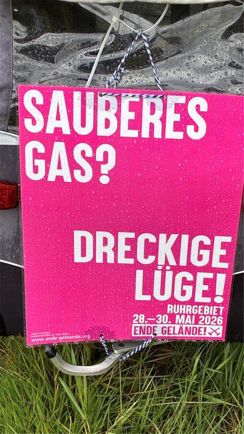 Nein zu LNG: Klimacamp auf einer Obstplantage in Guderhandviertel Protestplakat der 550 Kilometer langen „Exit Gas - Enter Future“-Fahrradtour.