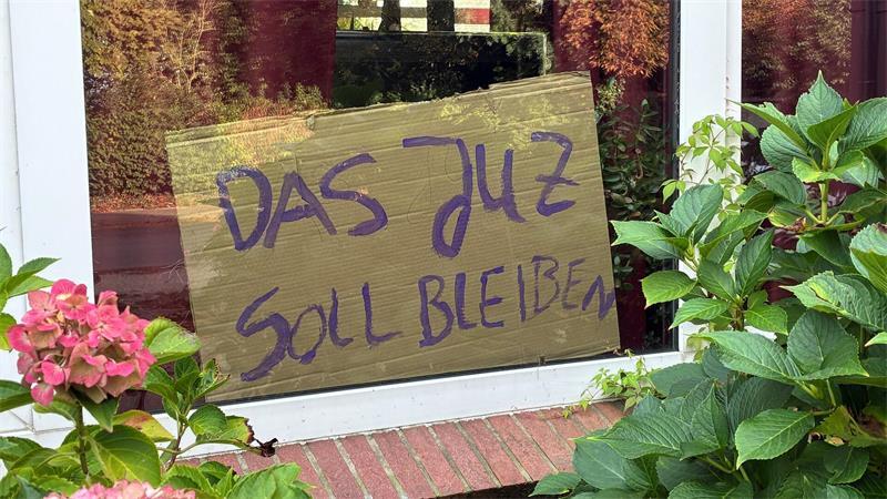 Jugendzentrum: Geheimgespräche über die Schöne Fernsicht in Grünendeich Protestschild im Fenster des Jugendzentrums.