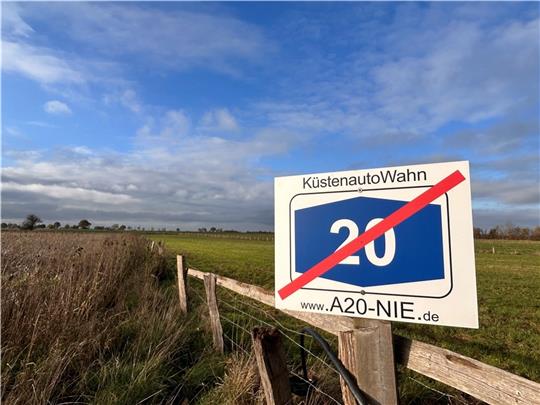 Protestschild zwischen Oldendorf und Bossel: Die geplante A20 rückte in diesem Jahr durch ein Gerichtsurteil in den Blickpunkt.