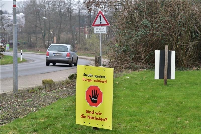 Protestschilder gegen die Strabs stehen seit dem vergangenen Jahr auch in viele Vorgärten in der Gemeinde Fredenbeck. Archivfoto: Beneke