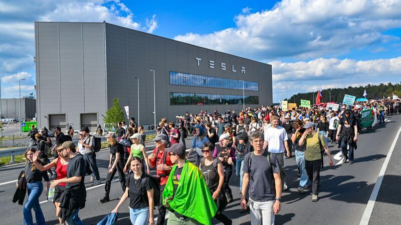Protest gegen Tesla dürfte nach Aktionswoche weitergehen Protestzug gegen Tesla in Grünheide.