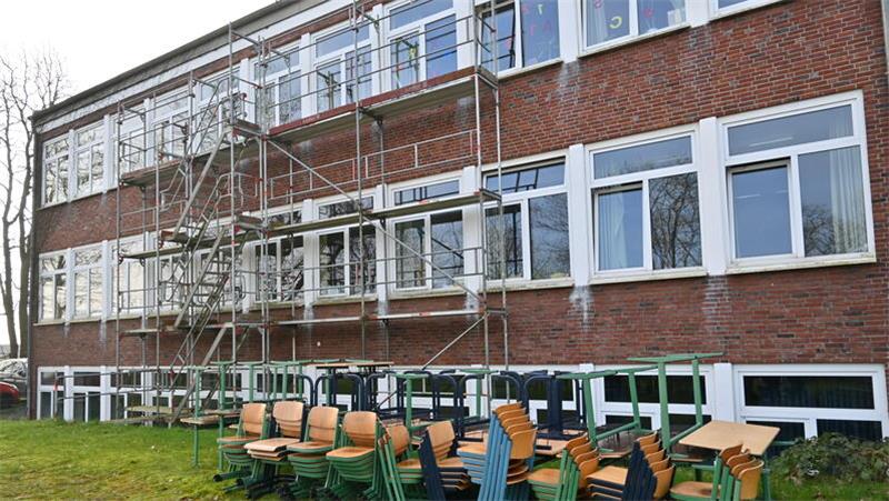 Aufstand der Grundschul-Eltern: Schlagabtausch in Horneburg Provisorische Fluchtwege: Die Baugerüste müssen weg, die Samtgemeinde muss an der Grundschule Horneburg kräftig in den Brandschutz investieren.