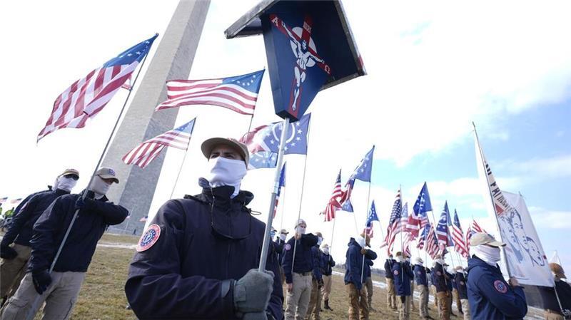 Provokation in der US-Hauptstadt: Mitglieder der „Patriot Front“ haben sich vor dem Washington Monument positioniert. 