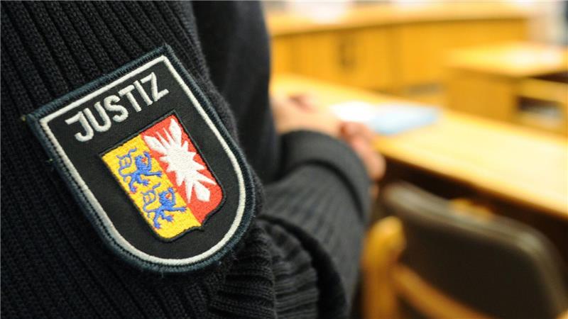 Prozess in Flensburg: Der 22-Jährige soll das Feuer im Esszimmer gelegt haben, während sein Freund und dessen Großvater im Haus schliefen. (Archivbild)
