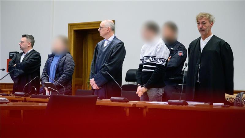 Prozess wegen versuchten Mordes: Die Angeklagten sollen Gegenstände von Brücken geworfen haben. (Archivbild)