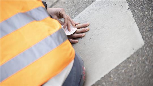 Prozessbeginn gegen den 21-Jährigen: Er soll sich auf der Flugbahn festgeklebt haben (Archiv).
