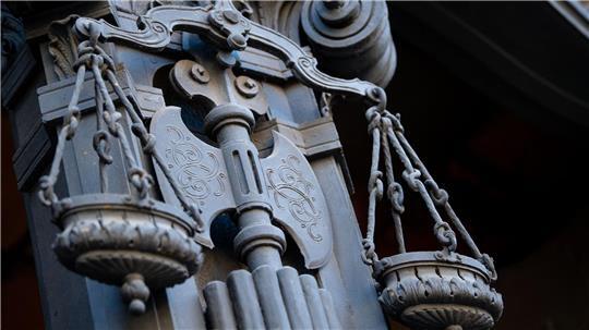 Prozessbegleitung soll es für alle Opfer schwerer Straftaten geben. (Symbolbild) 