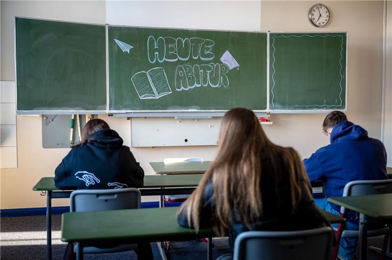 Prüfungen laufen im Klassenzimmer eines Gymnasiums.